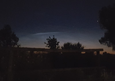 Foto: leuchtende Nachtwolken